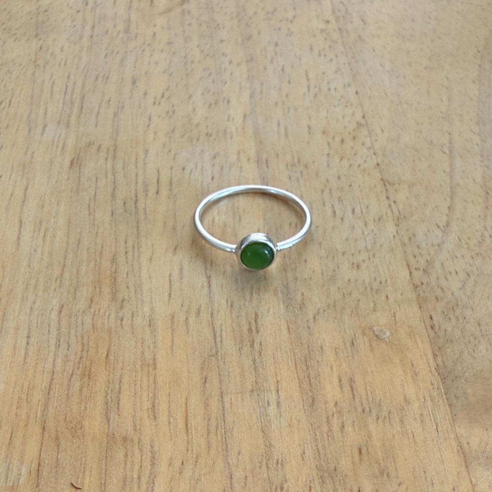 Elegant Silver Green Jade Stone Ring Size 8 - Picture 2 of 3